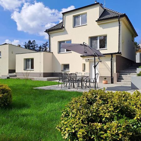 Apartmanovy Dum Se Zahradou V Klidne Casti Prahy Prague Exterior photo