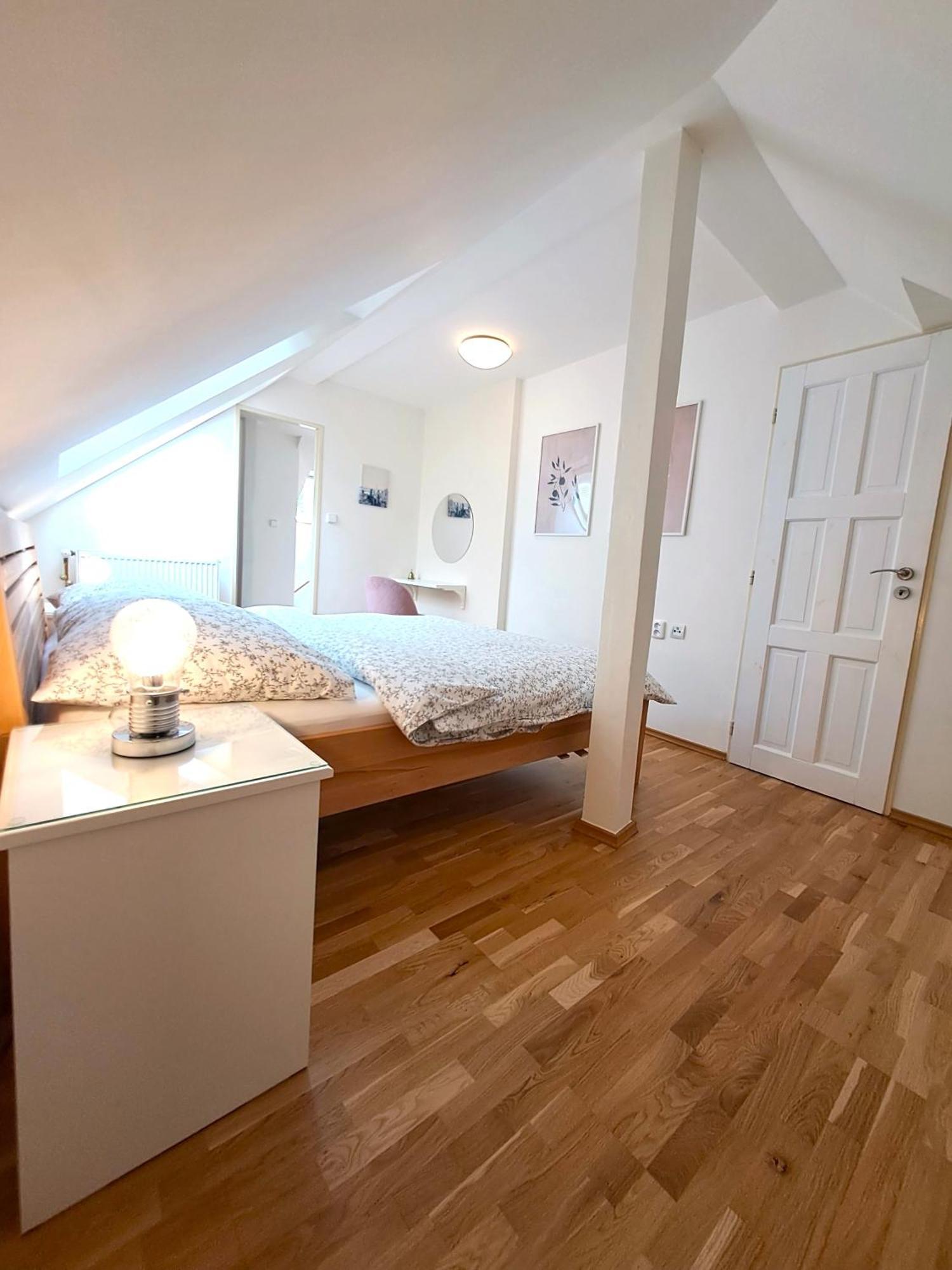 Apartmanovy Dum Se Zahradou V Klidne Casti Prahy Prague Exterior photo